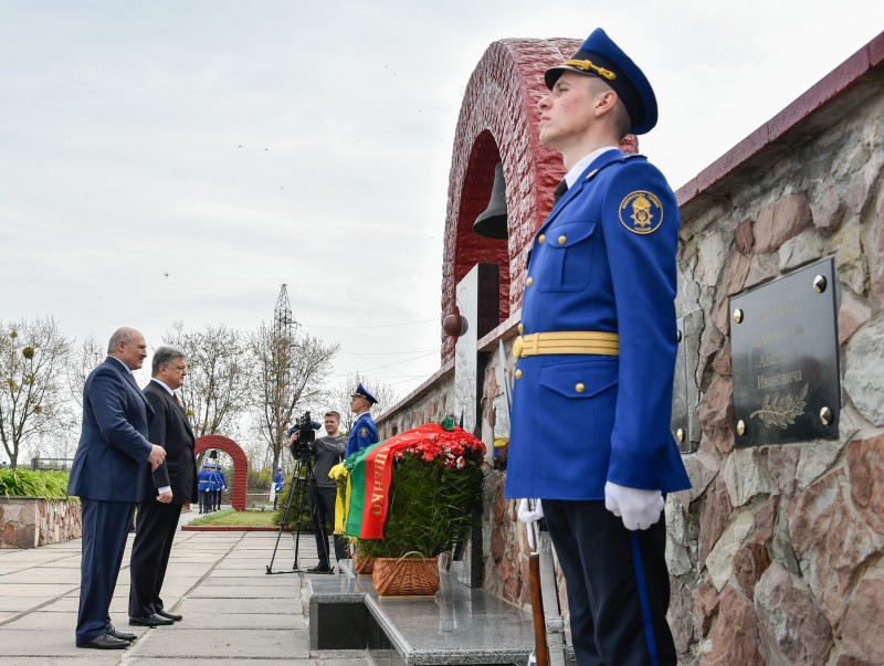 Героїзм ліквідаторів аварії на ЧАЕС врятував світ – Президенти України та Білорусі вшанували пам'ять Героїв Чорнобиля