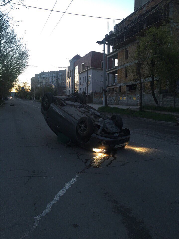 В Крыму грузовик протаранил "Ладу", а из автобуса вывалился пассажир [ДТП 25 апреля]