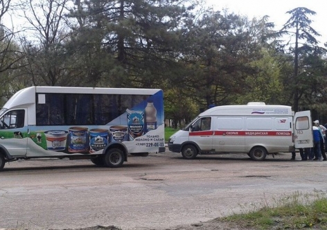 В Крыму грузовик протаранил "Ладу", а из автобуса вывалился пассажир [ДТП 25 апреля]