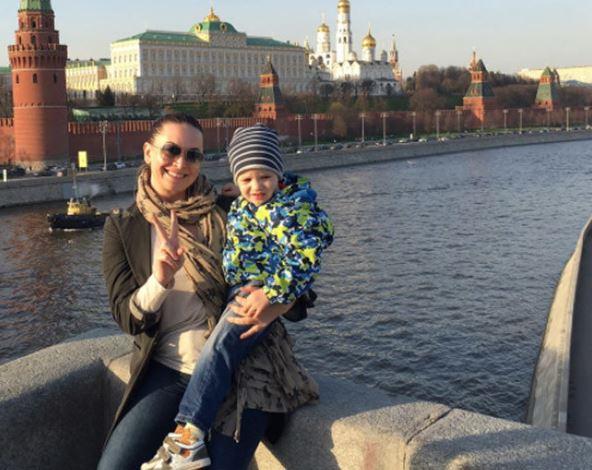 Сестра Жанны Фриске прогулялась по Москве с племянниками