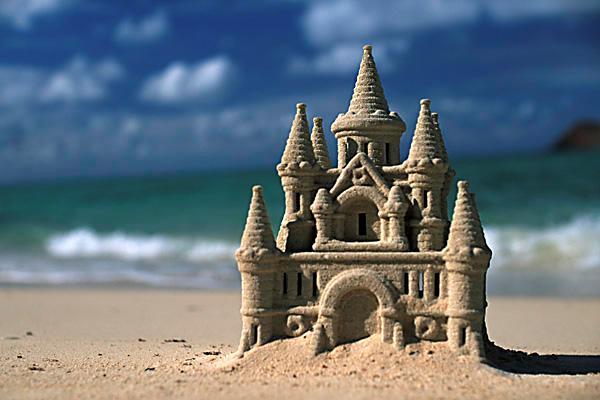 На пляжах Испании запретили строить замки из песка