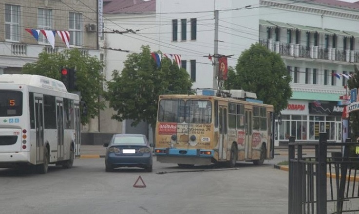 В Крыму после столкновения с иномаркой у троллейбуса отвалился "рог" [фото]