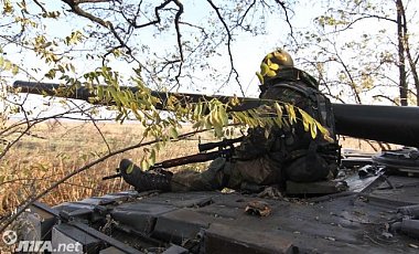 В Донбассе с азбука суток погиб один-одинехонек и изранены пятеро военных
