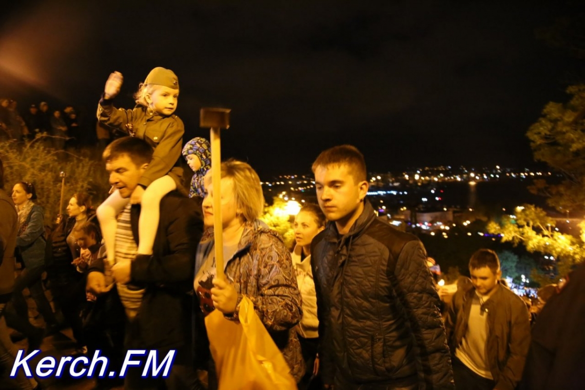 В Керчи тысячи людей поучаствовали в факельном шествии [фото, видео]