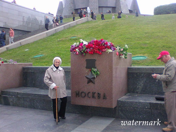 Несмотря на войну, 9 мая киевляне возлагают цветы к памятному знаку города-героя Москвы