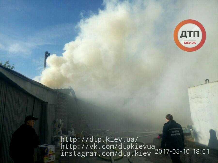 В Киеве приключился масштабный пожар на «Дарницком рынке»(фото)