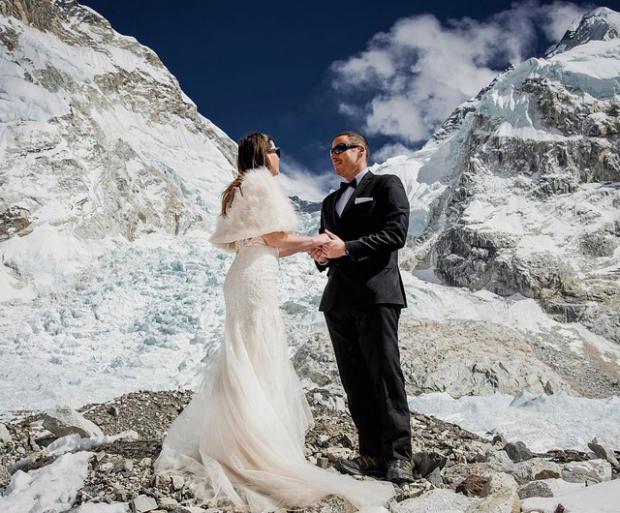 Необычная свадьба состоялась на Эвересте