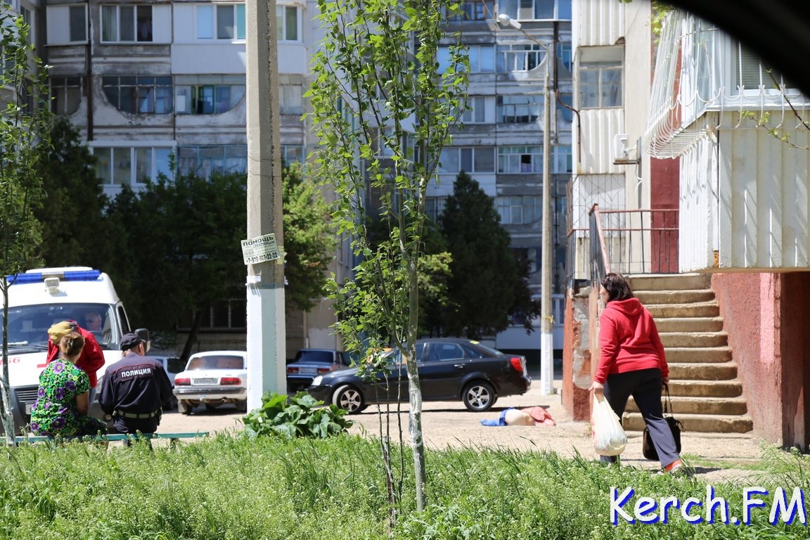 В Крыму разлетелась упавшая с многоэтажки баба [фото]