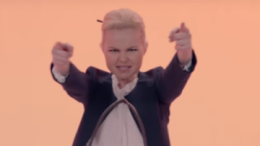 Экс-вокалистка "Ленинграда" спела про школьников на митингах и посоветовала "не влезать в политику" — видео