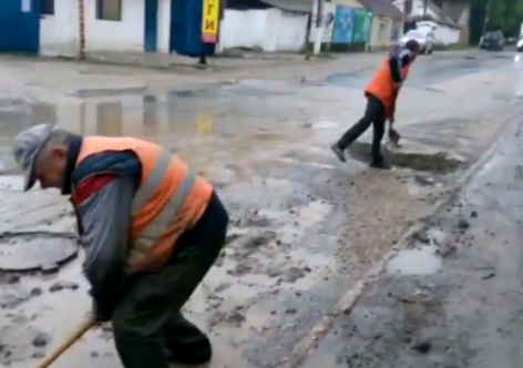 В Крыму путевые ямы после дождя засыпают землей [фото, видео]