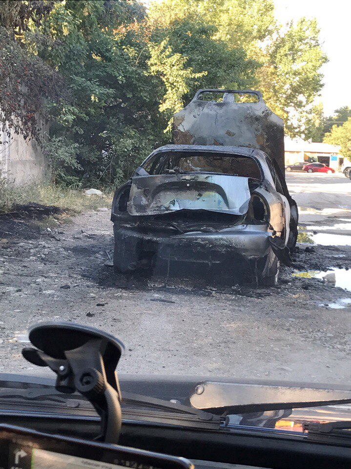 В Симферополе поутру сгорел авто [фото]