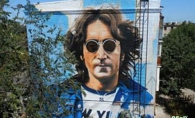 В Изюме нарисовали мурал с Ленноном на площади его имени - фото