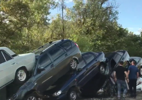Более 50 автомобилей повреждены селевым потоком в Крыму