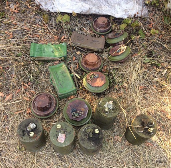 На Донетчине полицейские вскрыли большенный схрон боеприпасов и взрывчатки(фото)