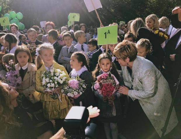 Светлана Лобода снова отправилась в школу: дочь певицы теперь первоклассница
