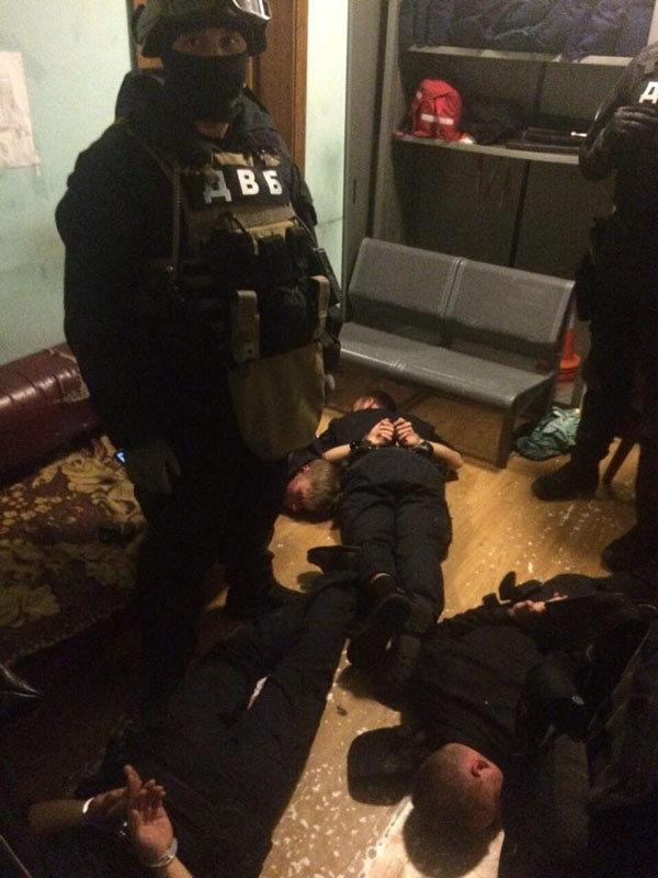 В Киеве застопорили пятерых патрульных, грабивших пассажиров столичного вокзала(фото, видео)