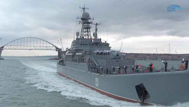 Под аркой Крымского моста миновал большенный десантный корабль ЧФ [фото, видео]