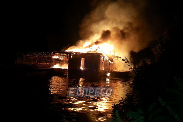 Ночной пожар в Киеве: на Днепре сгорел плавучий ресторан(фото)