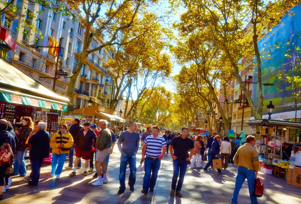 Барселона продолжает биться с ватагами туристов