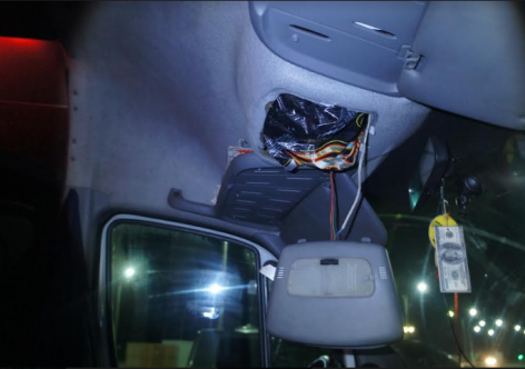На крымской меже ночью застопорили микроавтобус-"косметичку" с тайником [фото]