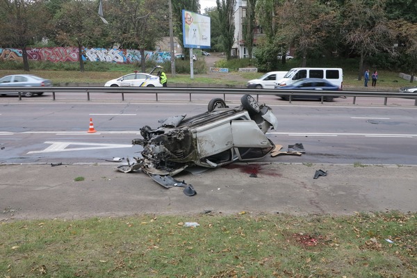 В Киеве авто столкнулся с отбойником и "самоуничтожился", потерпели двое человек(фото)
