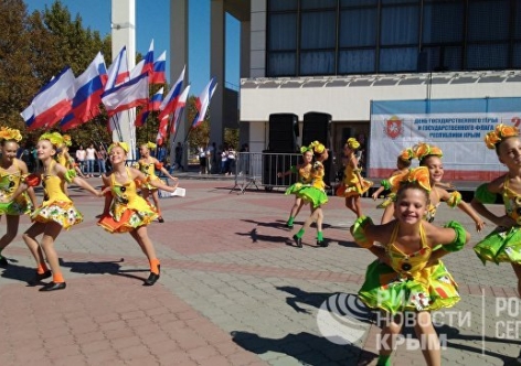 Крым помечает Девай герба и флага [фото]