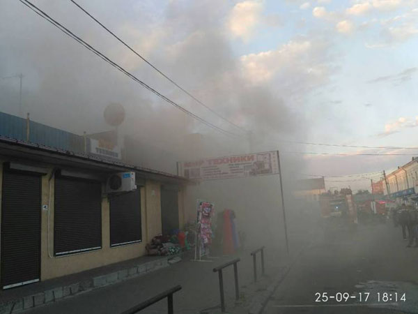 В Полтаве возле с Центральным колхозным базаром вновь возник масштабный пожар(фото)