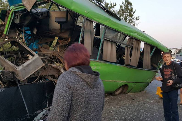 На Харьковщине пассажирский автобус влетел в тройное ДТП: свыше 20 потерпевших(фото)