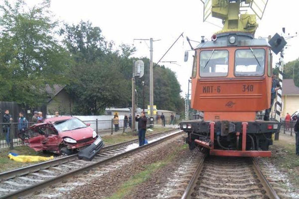 На Киевщине легковой авто таранил поезд, жрать жертвы(фото)