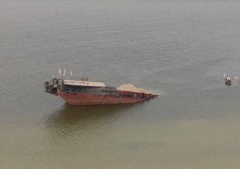 Недалеко от крымской меры затонула баржа с нефтью