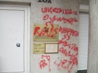 Польская полиция опубликовала фото разыскиваемого вандала, размалевавшего украинское почетное консульство в Жешуве(фото)
