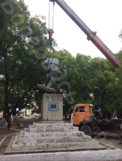 В Одесской области демонтированы скандальные монументы Ленину и Калинину(фото)