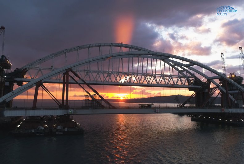 Автомобильную арку крымского моста подготовили к установке [фото, видео]