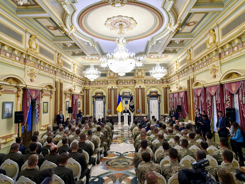 Гарантом незалежності України є українська армія  – Президент у Маріїнському палаці привітав захисників Вітчизни