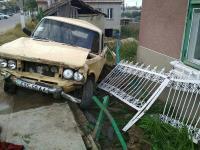 В Одесской области авто свалил баб, сидевших на скамейке у дома