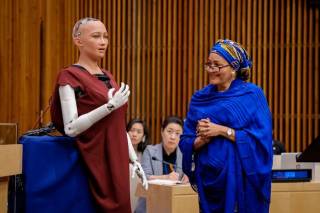 Робот, обещавшийся уничтожать и захватывать людей, рассказал в ООН, чем может быть здоров человечеству