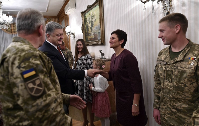 Президент разом з дружиною зустрівся з Героями України