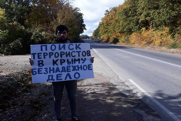 В Крыму сотни татар вышли на одиночные пикеты против репрессий силовиков(фото)