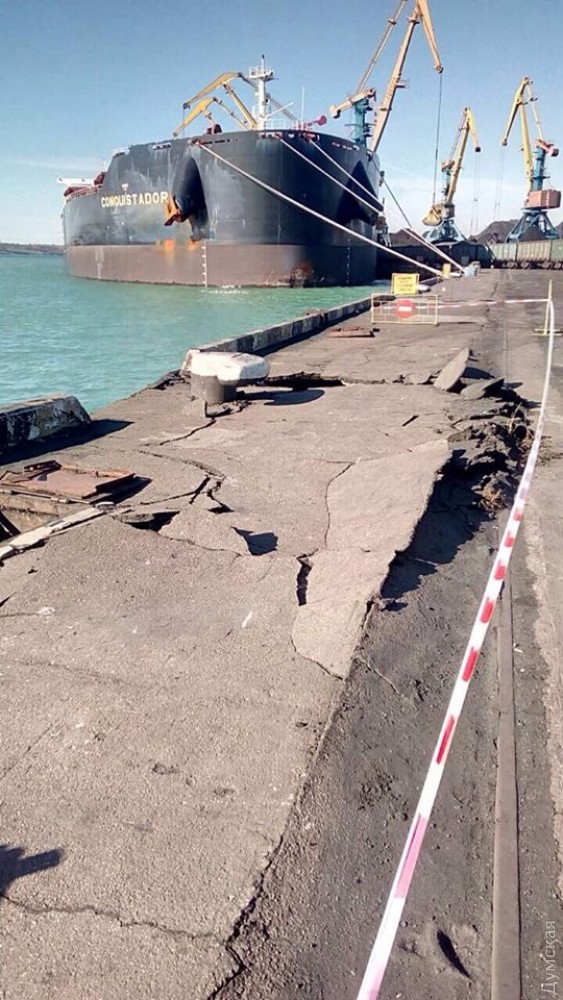 В Одессе в порту грузовое корабль врезалось в причал: фото
