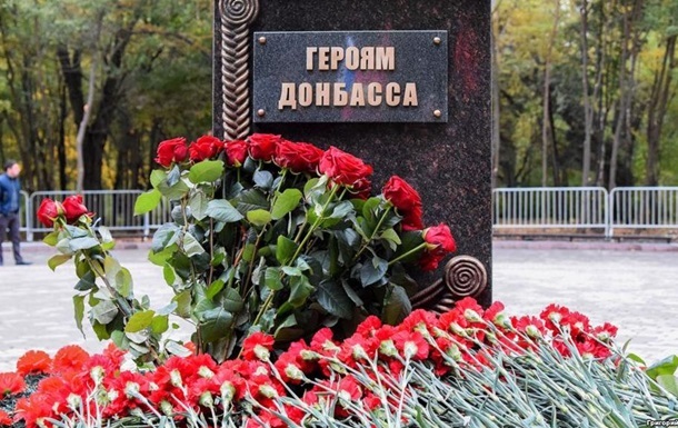 Кремль объяснил участие Суркова в открытии памятника "героям Донбасса"