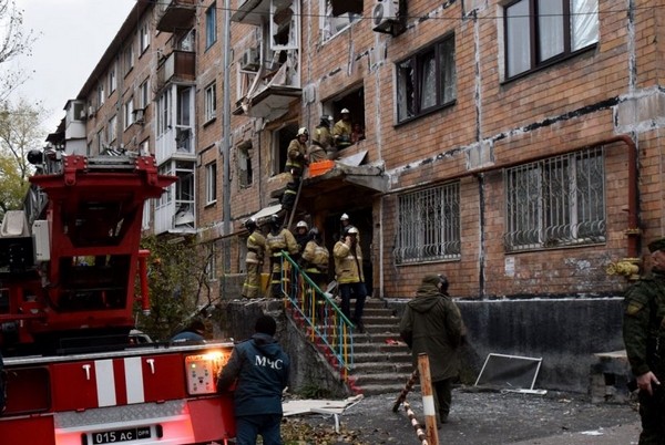 В Донецке от мощного взрыва в пятиэтажке обрушились перекрытия трех этажей(фото, видео)