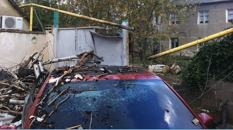 В Крыму упавшее дерево порвало провода и пробило газопровод - возгорелась припаркованная легковушка [фото]