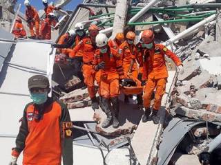 «Уничтожающее» землетрясение в Индонезии: число жертв неприклонно растет