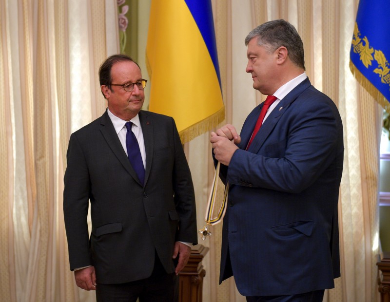 Президент України вручив орден Свободи колишньому Президенту Франції Франсуа Олланду