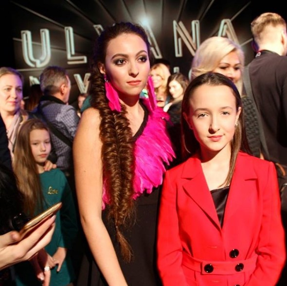 Дочь Оли Поляковой вышла в свет в платьице с перьями