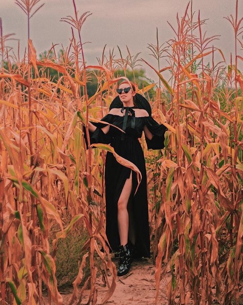 Соня Плакидюк позировала среди кукурузного поля