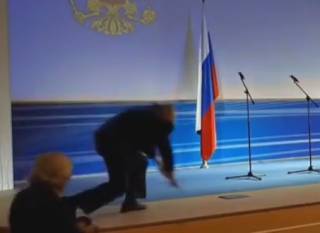 Одиозный Жириновский курьезно грохнулся на сцене. Возникло видео