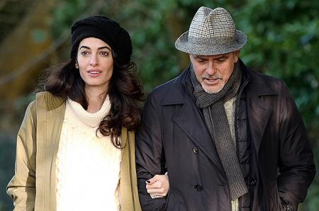 Амаль и Джордж Клуни на прогулке в Беркшире: свежие снимки пары и разбор гардероба