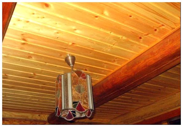 отделка потолка в деревянном доме своими руками